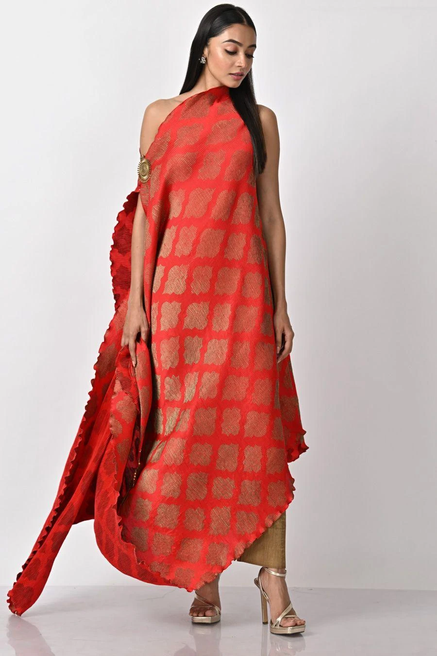 Kiran Uttam Ghosh Red Printed & Pleated Drape 2 Kiran Uttam Ghosh Red Printed & Pleated Drape - Image 2