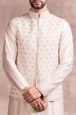 Tarun Tahiliani Men Beige Chikankari Embroidered Bundi Jacket 7 Tarun Tahiliani Men Beige Chikankari Embroidered Bundi Jacket -Outlet Spiffy Fits Store mg awu ckn wc 2 4